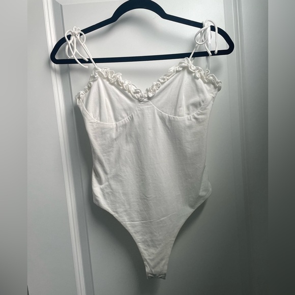 Superdown Ruffle Bodysuit - Picture 2 of 4